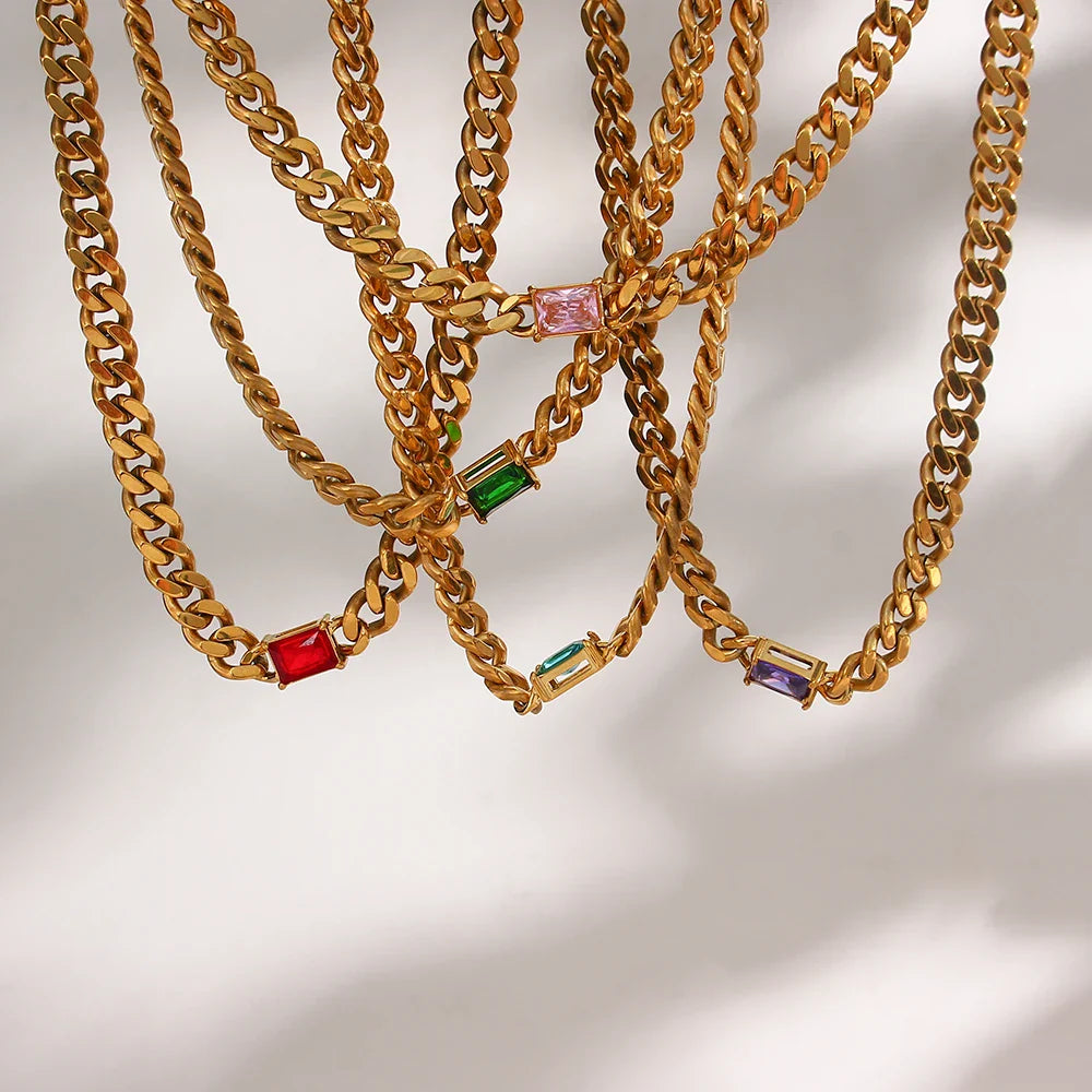 Elegante Collar con Colgante de Circón y Cadena Dorada