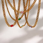 Elegante Collar con Colgante de Circón y Cadena Dorada