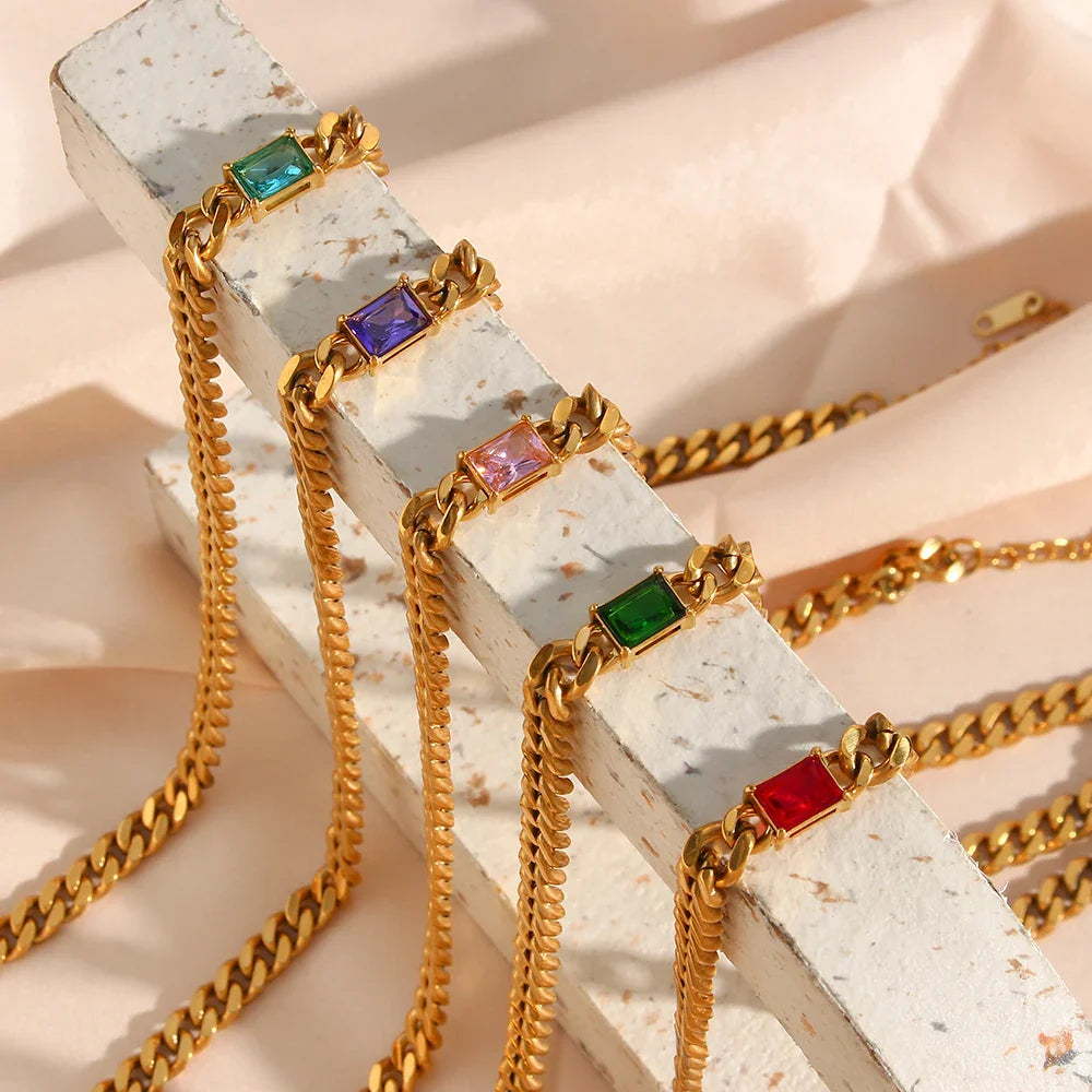 Elegante Collar con Colgante de Circón y Cadena Dorada