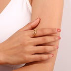 Anillo Dorado de Estilo Trenzado con Circón y Flores