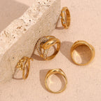 Anillo Dorado de Estilo Trenzado con Circón y Flores