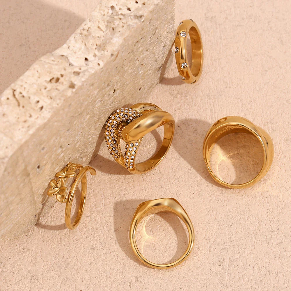 Anillo Dorado de Estilo Trenzado con Circón y Flores