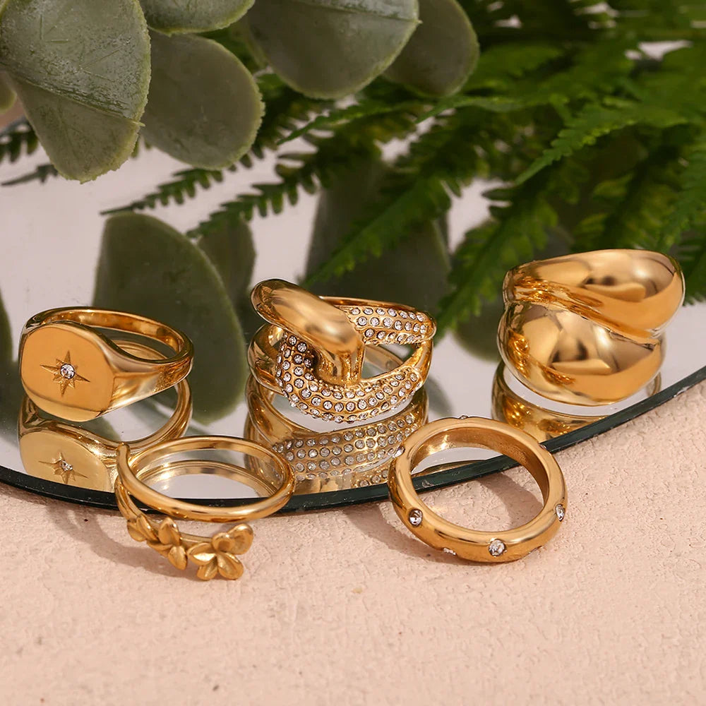 Anillo Dorado de Estilo Trenzado con Circón y Flores