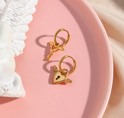 E.B.belle-pendientes asimétricos con cerradura de corazón de Cupido y ángel, aretes pequeños Huggies, aretes colgantes de acero inoxidable a la moda