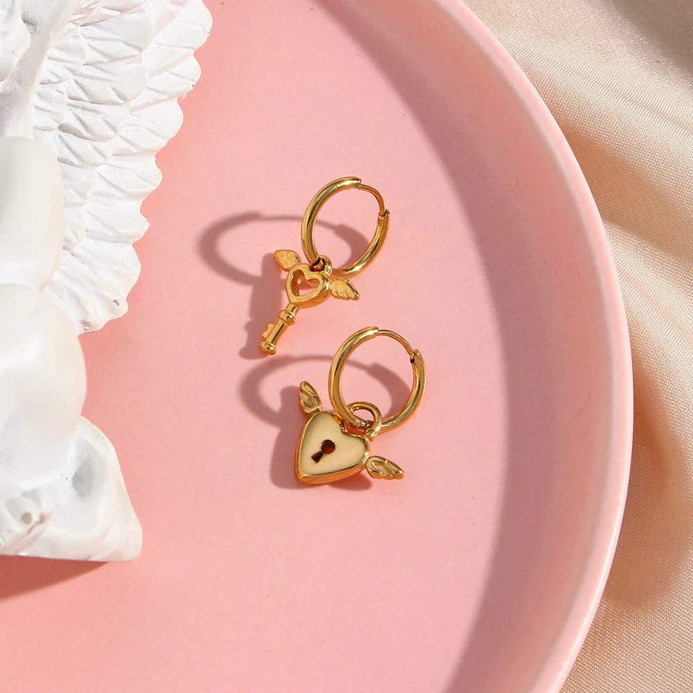 Pendientes Asimétricos con Cerradura de Corazón y Ángel