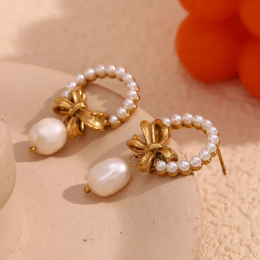 Pendientes Elegantes con Perlas y Borlas Chapadas en Oro