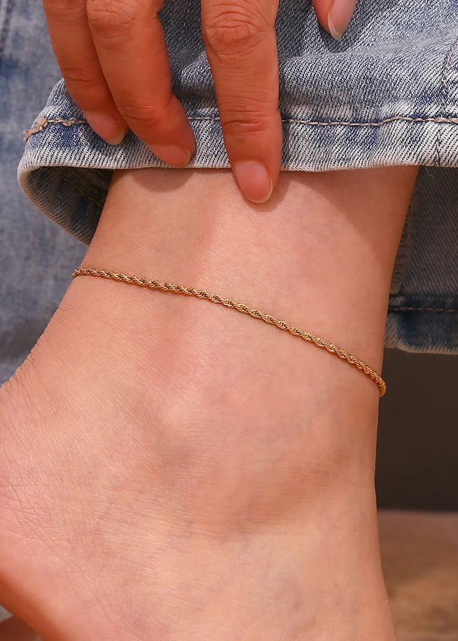 E.B.belle Torsión Cadena Tobillera Minimalista Pulsera de acero inoxidable chapada en oro de 18 quilates en la pierna Accesorios de joya para regalo de mujer