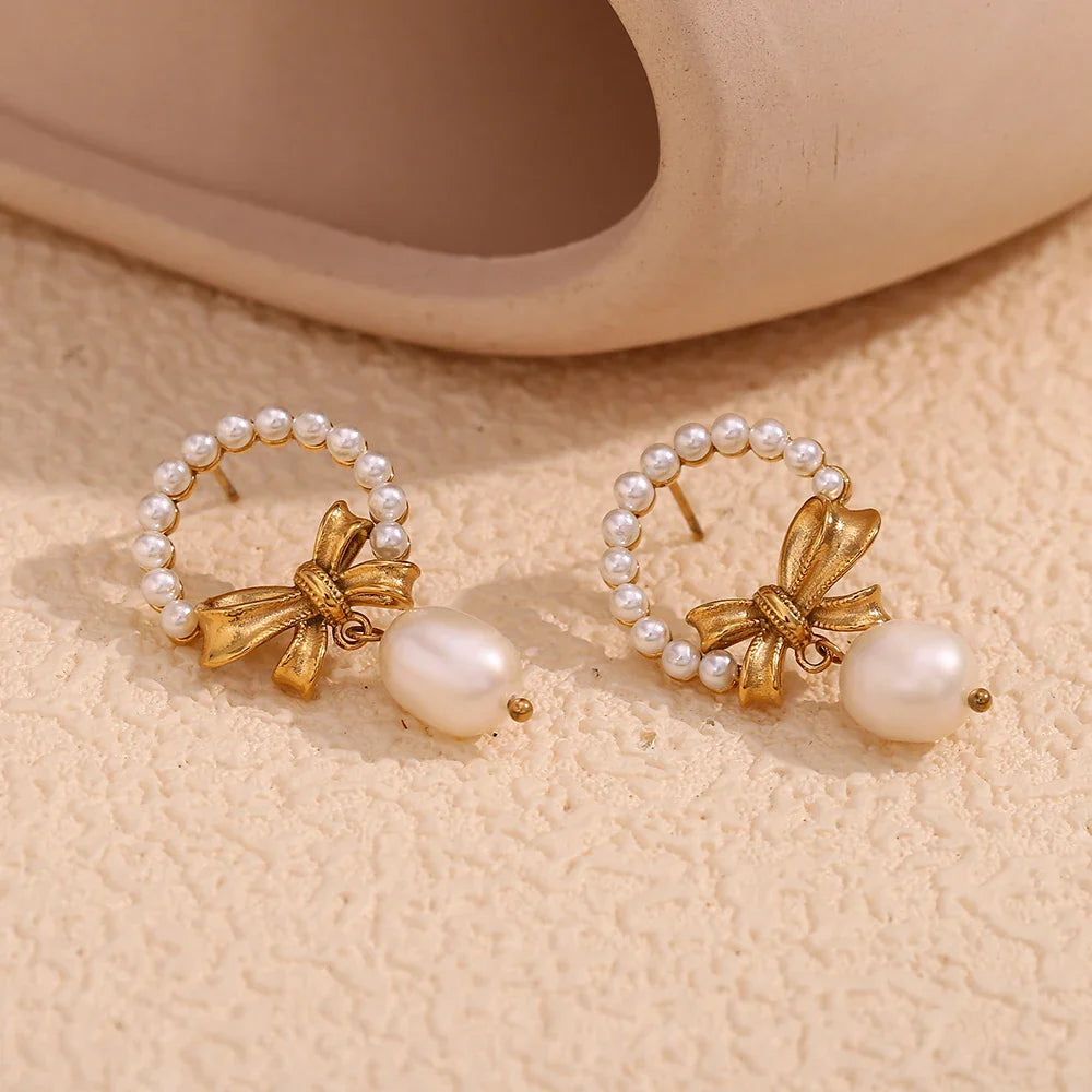 Pendientes Elegantes con Perlas y Borlas Chapadas en Oro