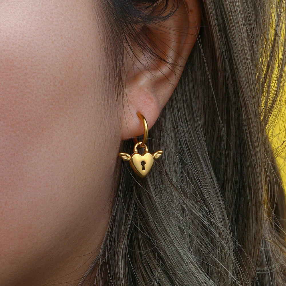 Pendientes Asimétricos con Cerradura de Corazón y Ángel