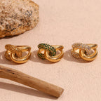 Anillo Dorado de Estilo Trenzado con Circón y Flores