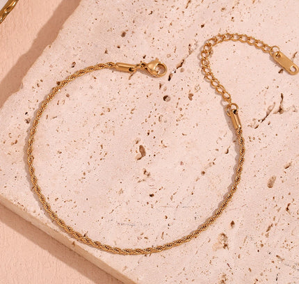 E.B.belle Torsión Cadena Tobillera Minimalista Pulsera de acero inoxidable chapada en oro de 18 quilates en la pierna Accesorios de joya para regalo de mujer