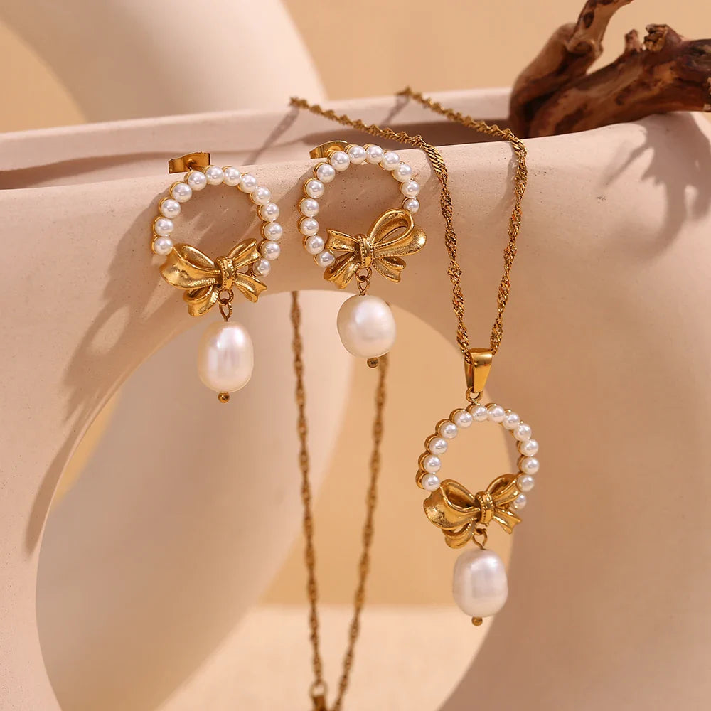 Pendientes Elegantes con Perlas y Borlas Chapadas en Oro