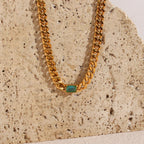 Elegante Collar con Colgante de Circón y Cadena Dorada