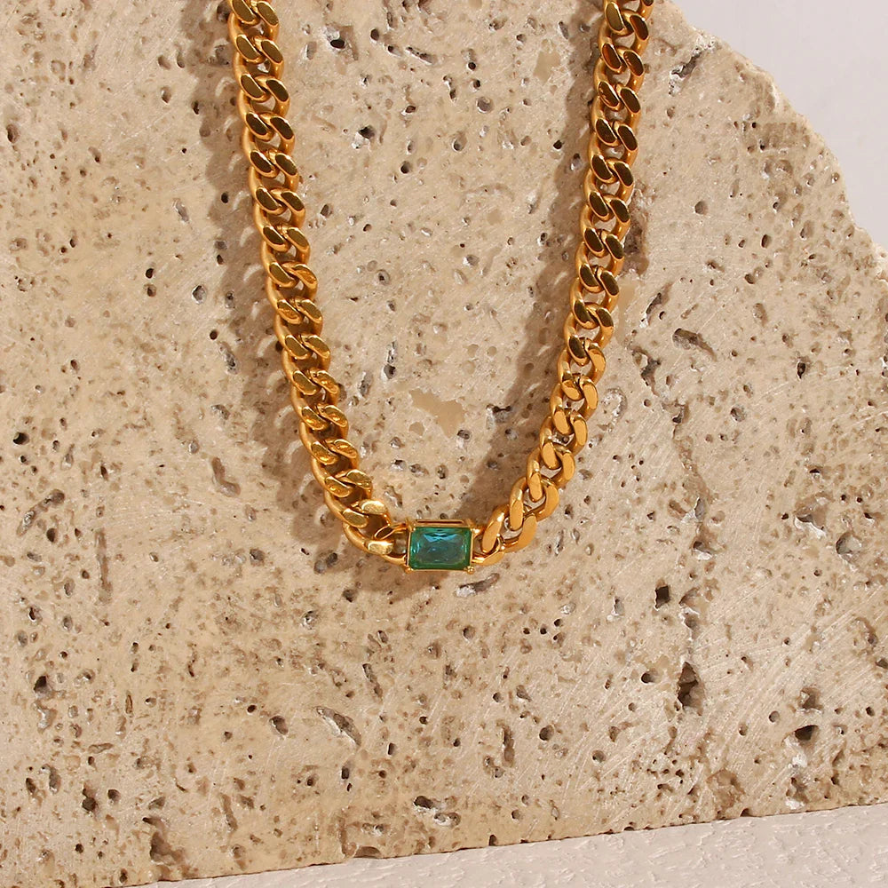 Elegante Collar con Colgante de Circón y Cadena Dorada