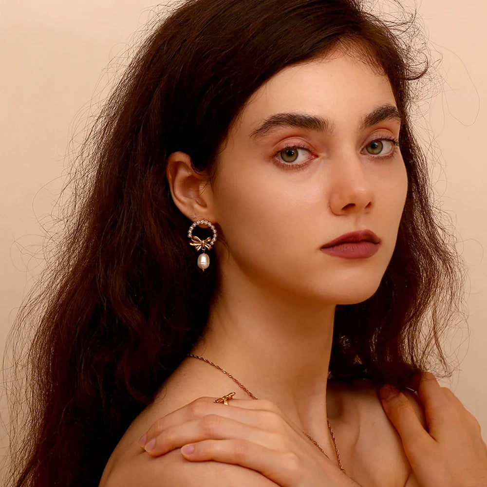 Pendientes Elegantes con Perlas y Borlas Chapadas en Oro