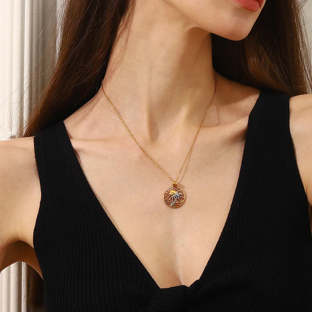 Collar de Acero Inoxidable con Colgante de Sol y Palma Chapado en Oro