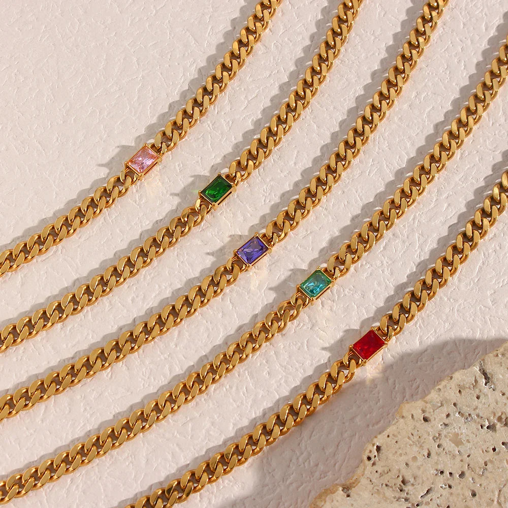 Elegante Collar con Colgante de Circón y Cadena Dorada
