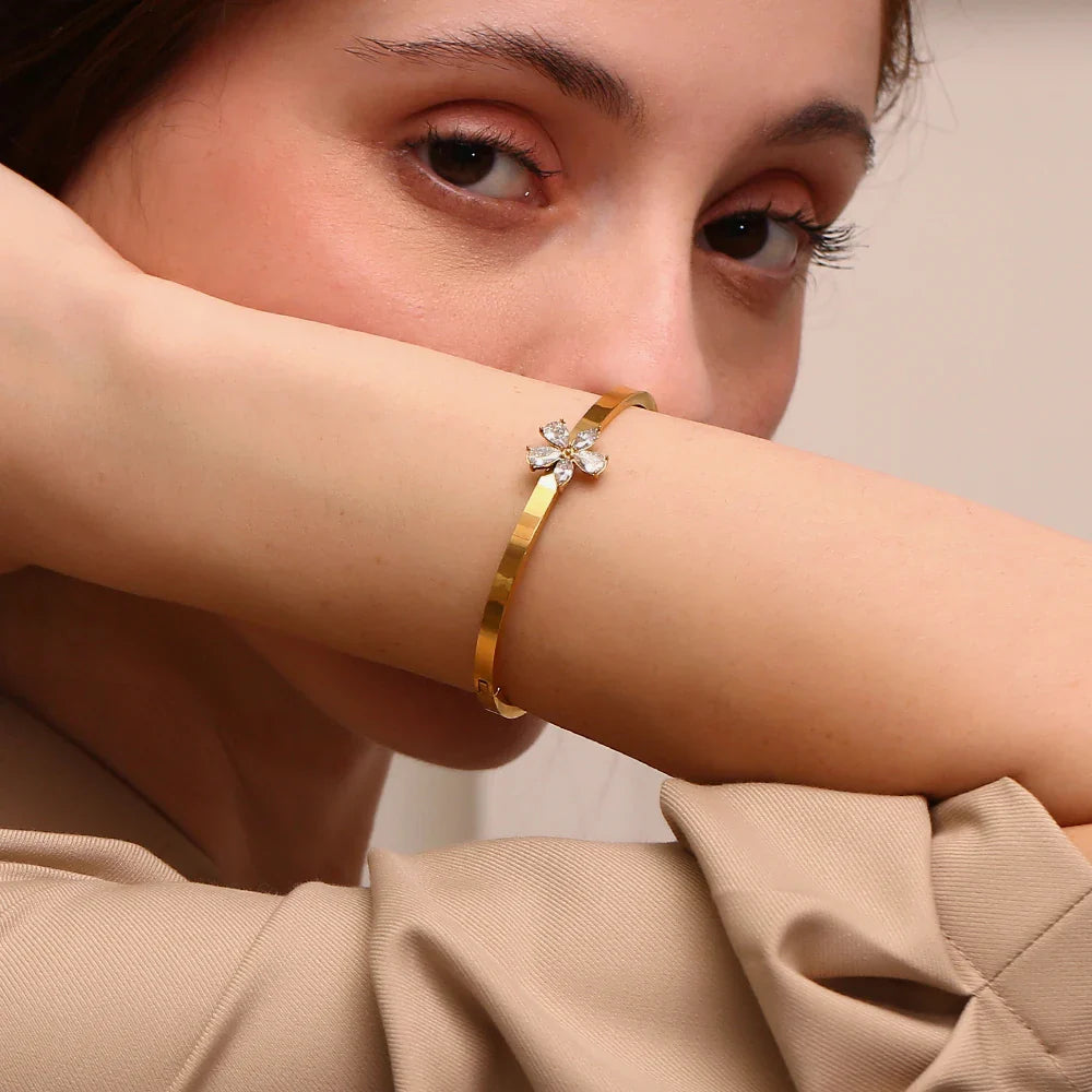 Pulsera de Flores con Diamantes de Imitación - Acero Inoxidable Chapado en Oro